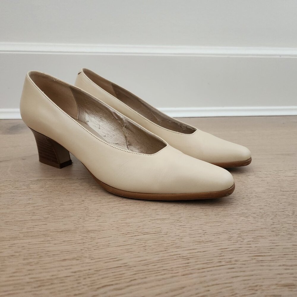 Vintage 90s Bandolino cream heels size 8 narrow